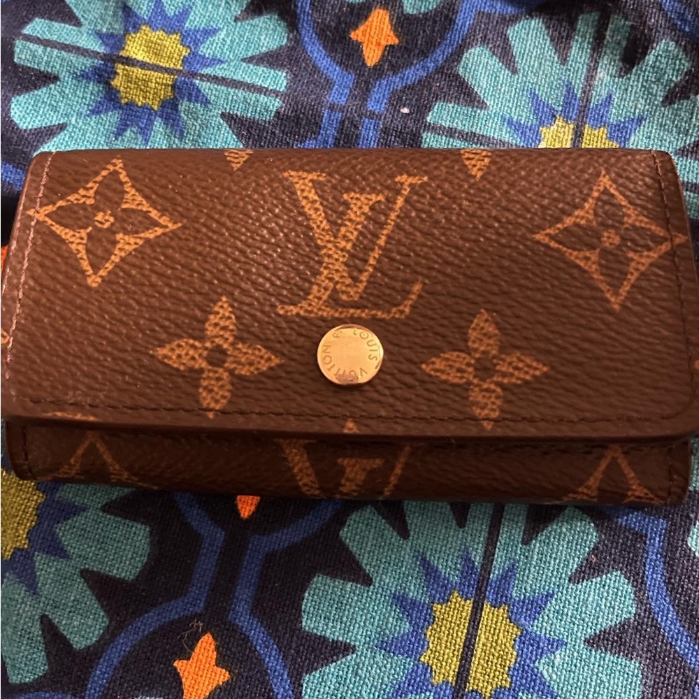Louis Vuitton 4 key holder ❤️ For alternate pricing visit Insta page :  lux_jems